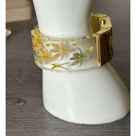 Lovely Vintage Joan Rivers Classic 377 Floral Acrylic Cuff Watch